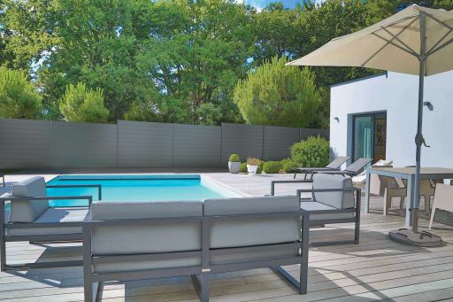 Clôture aluminium Closium gris anthracite RAL 7016 vue terrasse piscine